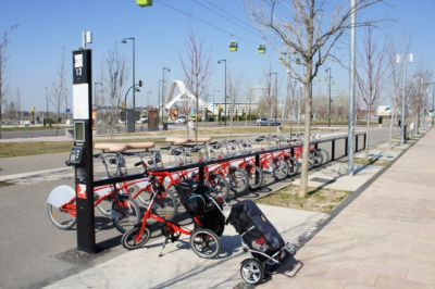 Enrique Casanovas llega a Bilbao con su bicicleta plegable